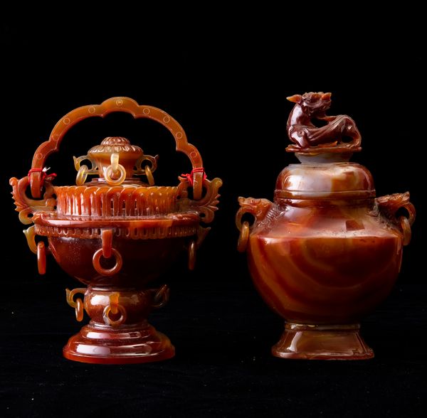 Lotto composto da sei vasi diversi con coperchio scolpiti in agata, Cina, XX secolo  - Asta Arte Orientale   - Associazione Nazionale - Case d'Asta italiane