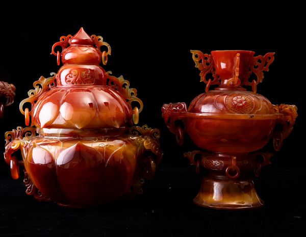 Lotto composto da sei vasi diversi con coperchio scolpiti in agata, Cina, XX secolo  - Asta Arte Orientale   - Associazione Nazionale - Case d'Asta italiane