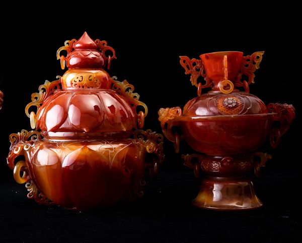 Lotto composto da sei vasi diversi con coperchio scolpiti in agata, Cina, XX secolo  - Asta Arte Orientale   - Associazione Nazionale - Case d'Asta italiane