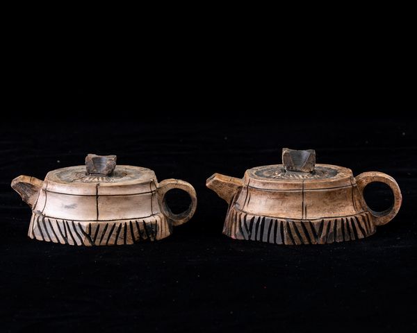 Due teiere in pietra con motivo finto legno, Cina, XX secolo  - Asta Arte Orientale   - Associazione Nazionale - Case d'Asta italiane