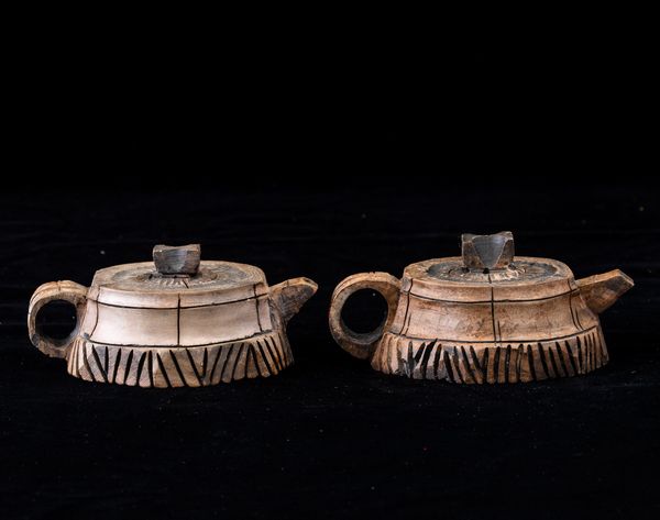 Due teiere in pietra con motivo finto legno, Cina, XX secolo  - Asta Arte Orientale   - Associazione Nazionale - Case d'Asta italiane