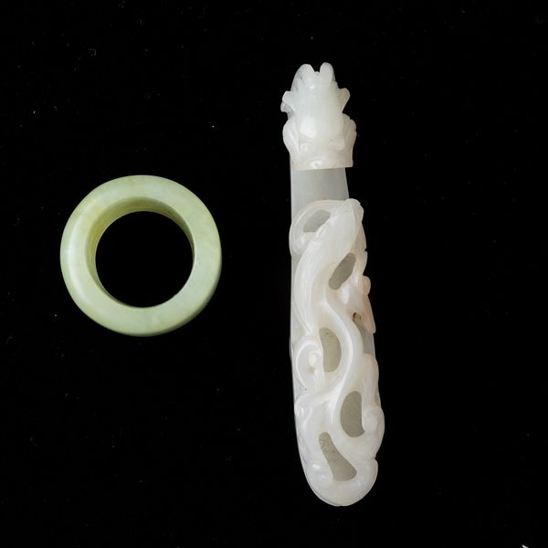Lotto composto da anello da arciere in giada Celadon e fibbia a foggia di draghetto in giada bianca, Cina, XX secolo  - Asta Arte Orientale   - Associazione Nazionale - Case d'Asta italiane
