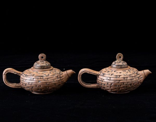 Due teiere in pietra con motivo a cesto in vimini, Cina, XX secolo  - Asta Arte Orientale   - Associazione Nazionale - Case d'Asta italiane