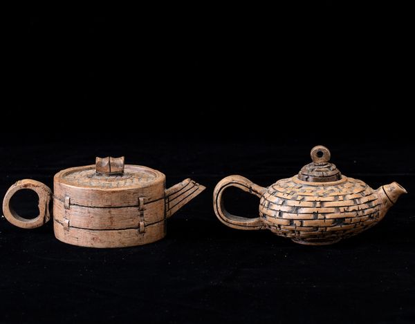 Due teiere in pietra con motivo a cesto in vimini, Cina, XX secolo  - Asta Arte Orientale   - Associazione Nazionale - Case d'Asta italiane