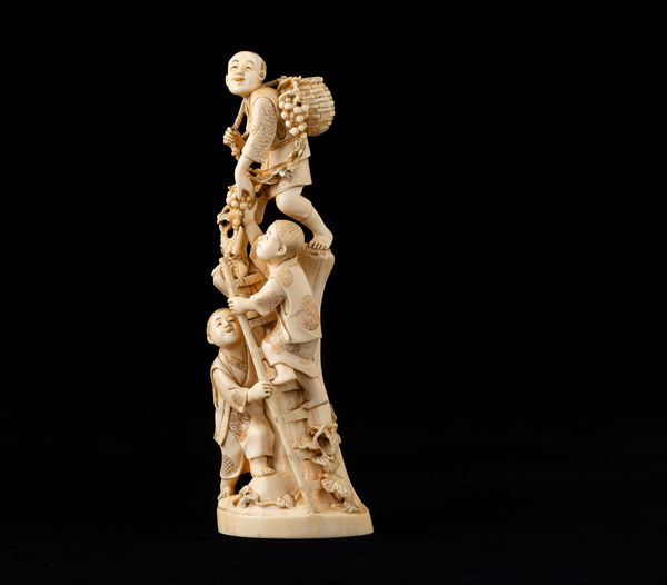 Okimono scolpito in avorio raffigurante fanciulli che vendemmiano, Giappone, periodo Meiji (1868-1912)  - Asta Arte Orientale   - Associazione Nazionale - Case d'Asta italiane