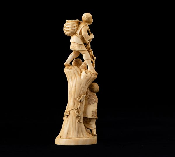 Okimono scolpito in avorio raffigurante fanciulli che vendemmiano, Giappone, periodo Meiji (1868-1912)  - Asta Arte Orientale   - Associazione Nazionale - Case d'Asta italiane