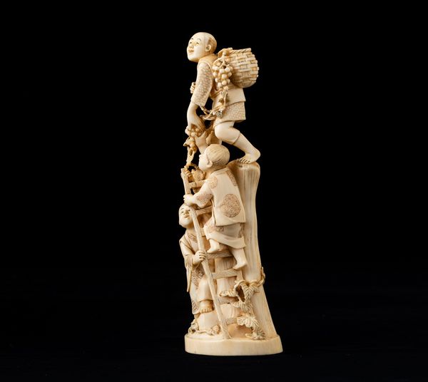 Okimono scolpito in avorio raffigurante fanciulli che vendemmiano, Giappone, periodo Meiji (1868-1912)  - Asta Arte Orientale   - Associazione Nazionale - Case d'Asta italiane