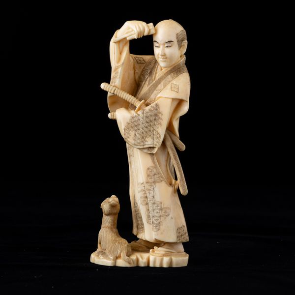 Okimono in avorio di tricheco parzialmente dipinto  raffigurante Samurai, Giappone, periodo Meiji (1868-1912)  - Asta Arte Orientale   - Associazione Nazionale - Case d'Asta italiane