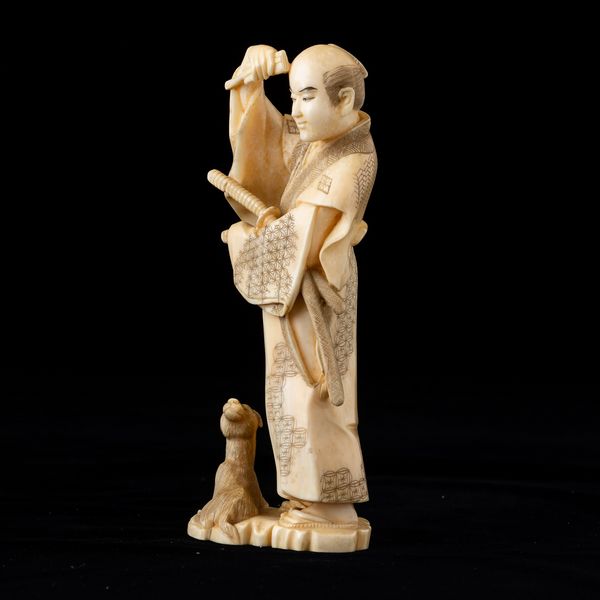 Okimono in avorio di tricheco parzialmente dipinto  raffigurante Samurai, Giappone, periodo Meiji (1868-1912)  - Asta Arte Orientale   - Associazione Nazionale - Case d'Asta italiane