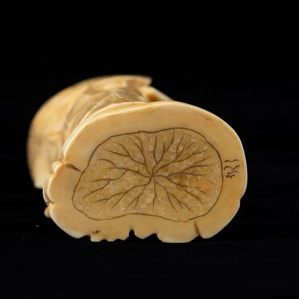 Okimono in avorio di tricheco parzialmente dipinto  raffigurante Samurai, Giappone, periodo Meiji (1868-1912)  - Asta Arte Orientale   - Associazione Nazionale - Case d'Asta italiane