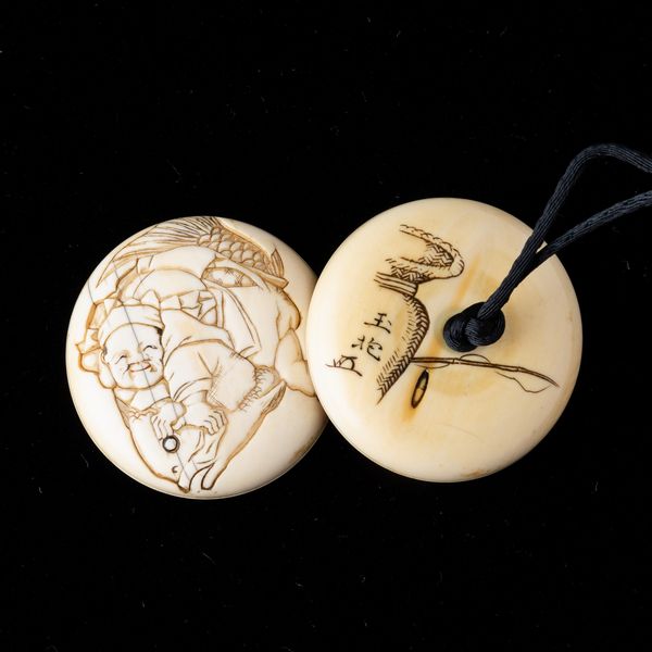 Manju netsuke Ebisu scolpito in avorio raffigurante fanciullo e carpa, Giappone, fine XIX secolo  - Asta Arte Orientale   - Associazione Nazionale - Case d'Asta italiane