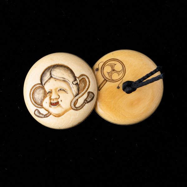 Manju Netsuke Okame scolpito in avorio raffigurante volto, Giappone, fine XIX secolo  - Asta Arte Orientale   - Associazione Nazionale - Case d'Asta italiane