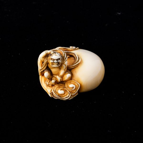 Netsuke scolpito in avorio raffigurante Dio del vento, Giappone, fine XIX secolo  - Asta Arte Orientale   - Associazione Nazionale - Case d'Asta italiane