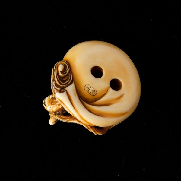 Netsuke scolpito in avorio raffigurante Dio del vento, Giappone, fine XIX secolo  - Asta Arte Orientale   - Associazione Nazionale - Case d'Asta italiane