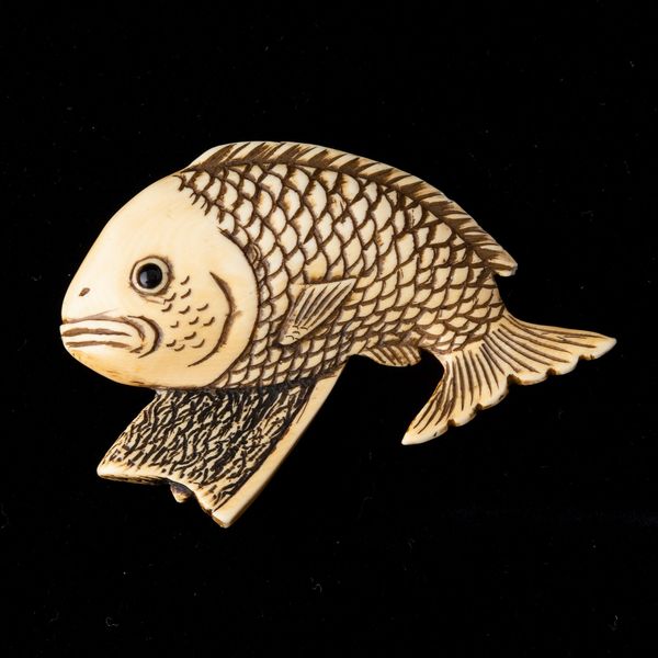 Netsuke scolpito in avorio raffigurante carpa, Giappone, fine XIX secolo  - Asta Arte Orientale   - Associazione Nazionale - Case d'Asta italiane