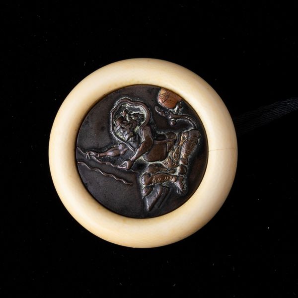 Netsuke kagamibuta scolpito in avorio e bronzo raffigurante Dio della pioggia, Giappone, fine XIX secolo  - Asta Arte Orientale   - Associazione Nazionale - Case d'Asta italiane