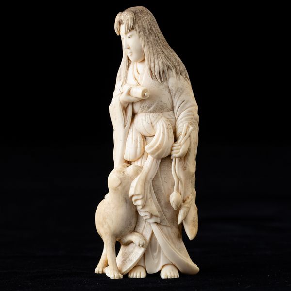 Figura di fanciulla con scroll e cane scolpita in avorio parzialmente dipinto, Giappone, periodo Meiji (1868-1912).  - Asta Arte Orientale   - Associazione Nazionale - Case d'Asta italiane