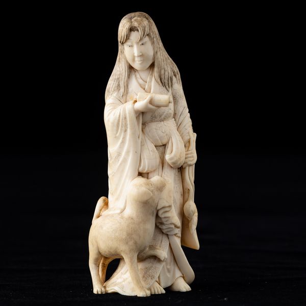 Figura di fanciulla con scroll e cane scolpita in avorio parzialmente dipinto, Giappone, periodo Meiji (1868-1912).  - Asta Arte Orientale   - Associazione Nazionale - Case d'Asta italiane