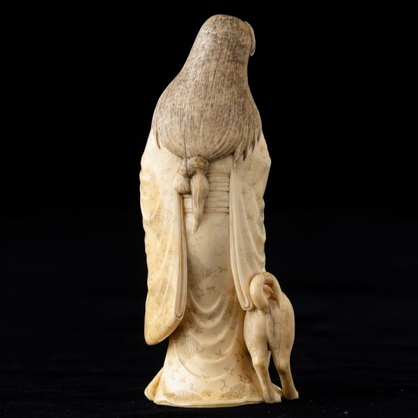 Figura di fanciulla con scroll e cane scolpita in avorio parzialmente dipinto, Giappone, periodo Meiji (1868-1912).  - Asta Arte Orientale   - Associazione Nazionale - Case d'Asta italiane