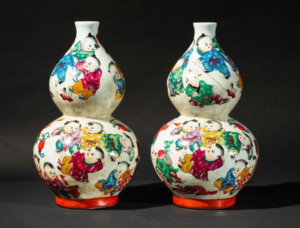 Coppia di vasi a doppia zucca in porcellana a smalti policromi con figure di fanciulli, Cina, 1950 ca.  - Asta Arte Orientale   - Associazione Nazionale - Case d'Asta italiane