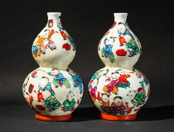 Coppia di vasi a doppia zucca in porcellana a smalti policromi con figure di fanciulli, Cina, 1950 ca.  - Asta Arte Orientale   - Associazione Nazionale - Case d'Asta italiane
