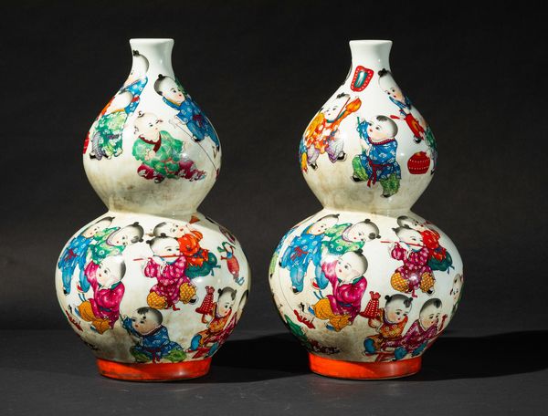 Coppia di vasi a doppia zucca in porcellana a smalti policromi con figure di fanciulli, Cina, 1950 ca.  - Asta Arte Orientale   - Associazione Nazionale - Case d'Asta italiane
