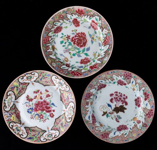 Tre piatti diversi in porcellana Famiglia Rosa con peonie e decori floreali, Cina, Dinastia Qing, epoca Qianlong (1736-1796)  - Asta Arte Orientale   - Associazione Nazionale - Case d'Asta italiane