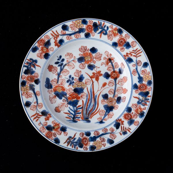 Piatto in porcellana Imari con decori floreali, Cina, Dinastia Qing, XIX secolo  - Asta Arte Orientale   - Associazione Nazionale - Case d'Asta italiane