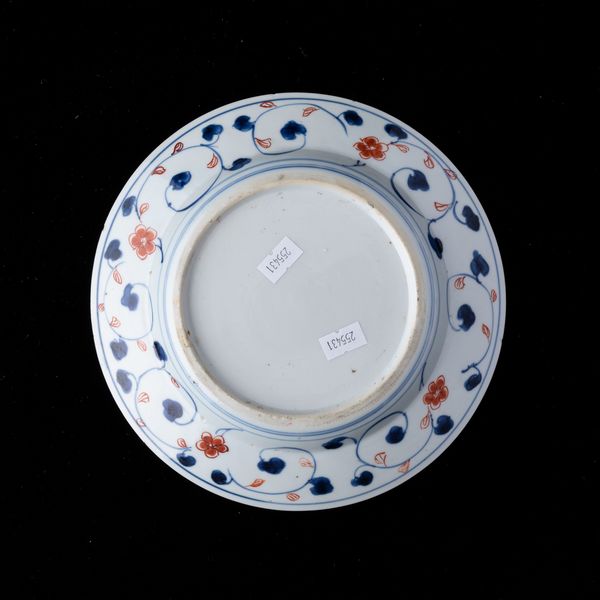 Piatto in porcellana Imari con decori floreali, Cina, Dinastia Qing, XIX secolo  - Asta Arte Orientale   - Associazione Nazionale - Case d'Asta italiane