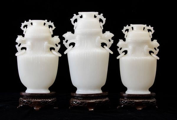 Tre vasi con coperchio in giada bianca, Cina, XX secolo  - Asta Arte Orientale   - Associazione Nazionale - Case d'Asta italiane