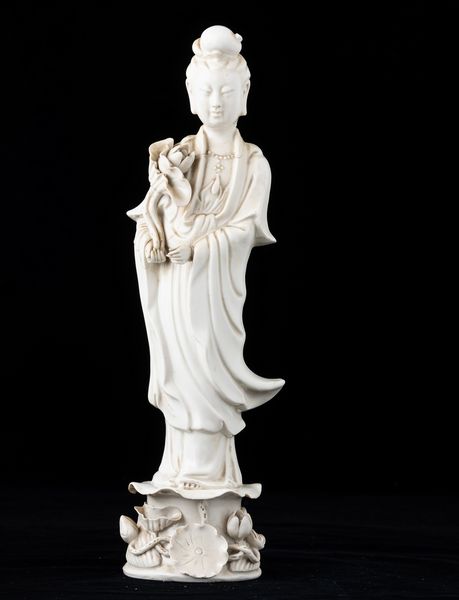 Figura di Guanyin in porcellana Blanc de Chine, Cina, XX secolo  - Asta Arte Orientale   - Associazione Nazionale - Case d'Asta italiane