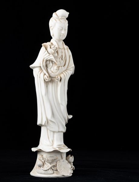 Figura di Guanyin in porcellana Blanc de Chine, Cina, XX secolo  - Asta Arte Orientale   - Associazione Nazionale - Case d'Asta italiane