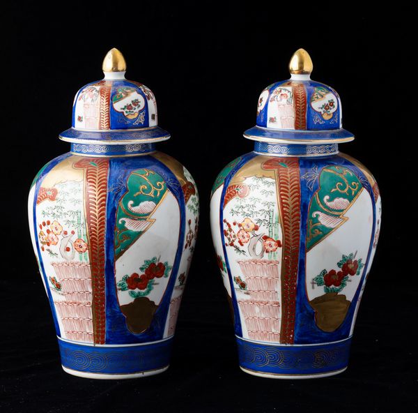 Coppia di potiches in porcellana con soggetti naturalistici entro riserve, Cina, XX secolo  - Asta Arte Orientale   - Associazione Nazionale - Case d'Asta italiane