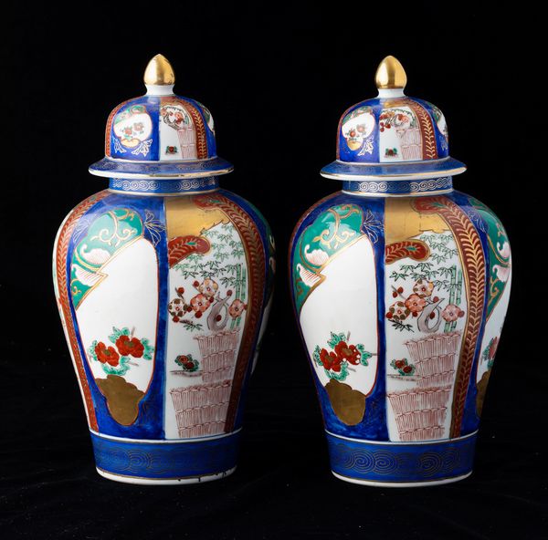 Coppia di potiches in porcellana con soggetti naturalistici entro riserve, Cina, XX secolo  - Asta Arte Orientale   - Associazione Nazionale - Case d'Asta italiane