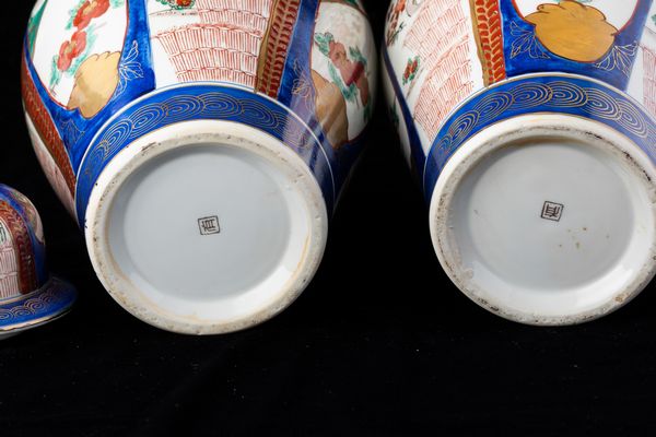 Coppia di potiches in porcellana con soggetti naturalistici entro riserve, Cina, XX secolo  - Asta Arte Orientale   - Associazione Nazionale - Case d'Asta italiane