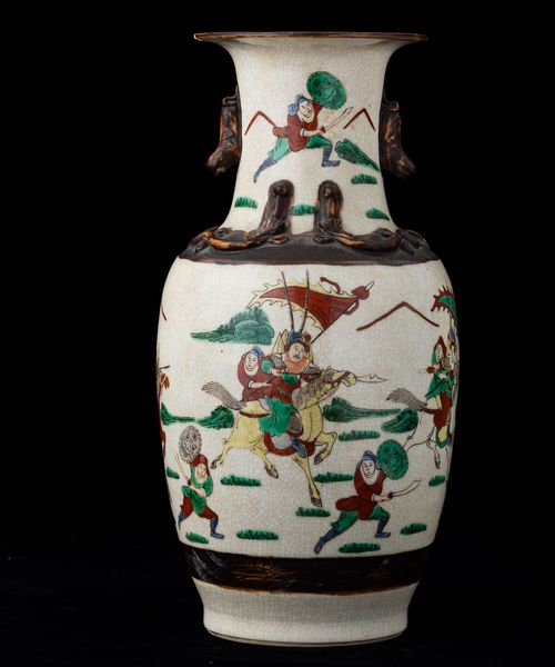Vaso in porcellana con guerrieri e figure di draghetti a rilievo, Cina, Dinastia Qing, XIX secolo  - Asta Arte Orientale   - Associazione Nazionale - Case d'Asta italiane