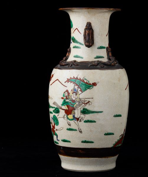 Vaso in porcellana con guerrieri e figure di draghetti a rilievo, Cina, Dinastia Qing, XIX secolo  - Asta Arte Orientale   - Associazione Nazionale - Case d'Asta italiane