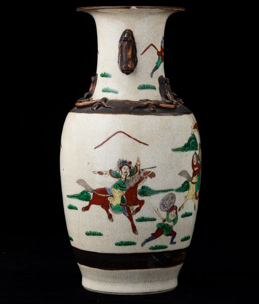 Vaso in porcellana con guerrieri e figure di draghetti a rilievo, Cina, Dinastia Qing, XIX secolo  - Asta Arte Orientale   - Associazione Nazionale - Case d'Asta italiane