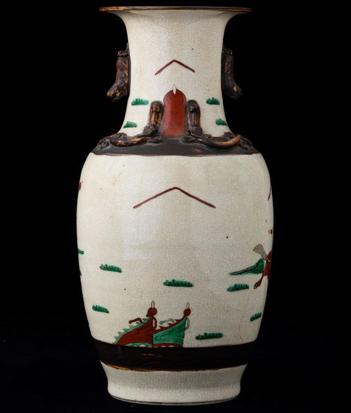 Vaso in porcellana con guerrieri e figure di draghetti a rilievo, Cina, Dinastia Qing, XIX secolo  - Asta Arte Orientale   - Associazione Nazionale - Case d'Asta italiane