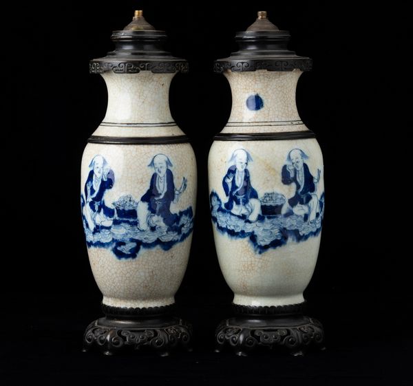 Coppia di vasi in porcellana con scene di vita comune sui toni del bianco e del blu, Cina, Dinastia Qing, XIX secolo  - Asta Arte Orientale   - Associazione Nazionale - Case d'Asta italiane