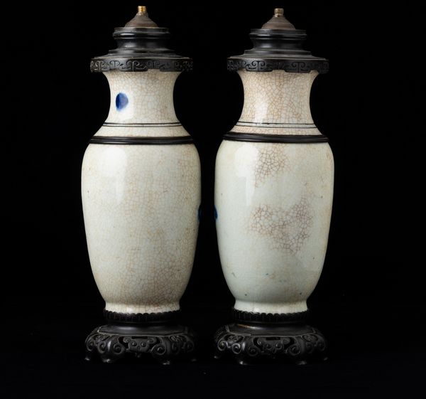 Coppia di vasi in porcellana con scene di vita comune sui toni del bianco e del blu, Cina, Dinastia Qing, XIX secolo  - Asta Arte Orientale   - Associazione Nazionale - Case d'Asta italiane