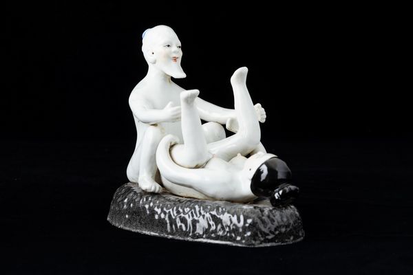 Gruppo in porcellana raffigurante scena erotica, Cina, Dinastia Qing, XIX secolo  - Asta Arte Orientale   - Associazione Nazionale - Case d'Asta italiane