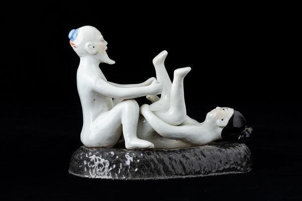 Gruppo in porcellana raffigurante scena erotica, Cina, Dinastia Qing, XIX secolo  - Asta Arte Orientale   - Associazione Nazionale - Case d'Asta italiane