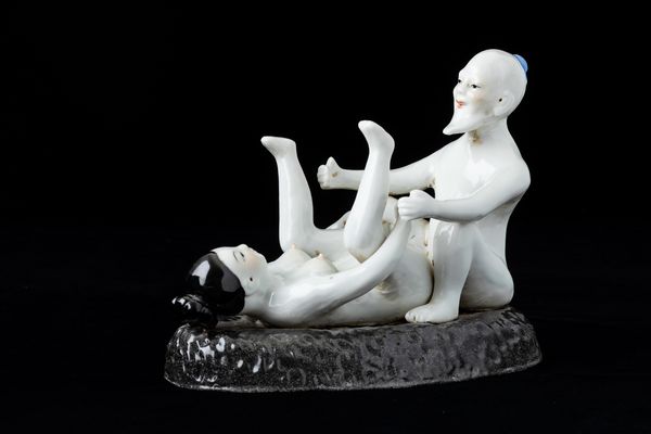 Gruppo in porcellana raffigurante scena erotica, Cina, Dinastia Qing, XIX secolo  - Asta Arte Orientale   - Associazione Nazionale - Case d'Asta italiane