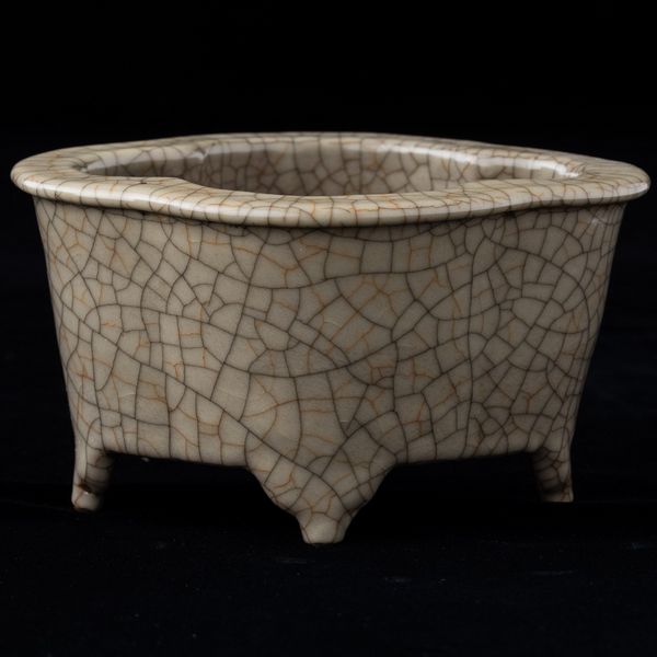 Piccola giardiniera polilobata in porcellana Guan color Celadon, Cina, Dinastia Qing, XIX secolo  - Asta Arte Orientale   - Associazione Nazionale - Case d'Asta italiane