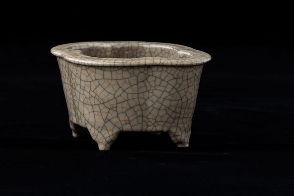 Piccola giardiniera polilobata in porcellana Guan color Celadon, Cina, Dinastia Qing, XIX secolo  - Asta Arte Orientale   - Associazione Nazionale - Case d'Asta italiane