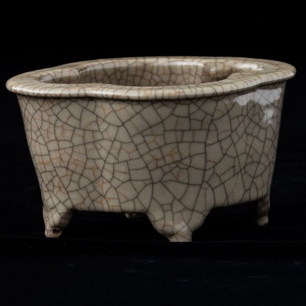 Piccola giardiniera polilobata in porcellana Guan color Celadon, Cina, Dinastia Qing, XIX secolo  - Asta Arte Orientale   - Associazione Nazionale - Case d'Asta italiane