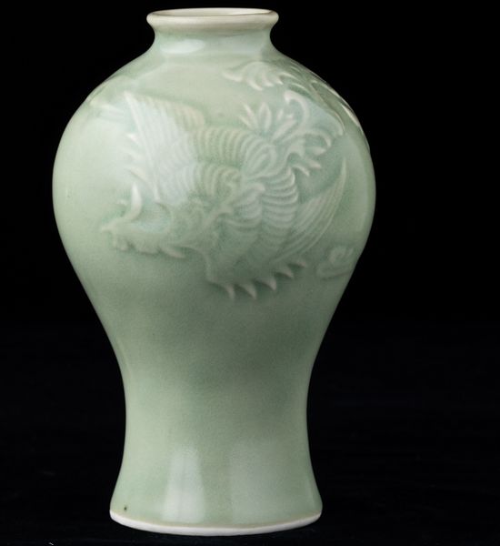 Vaso Meiping in porcellana monocroma color Celadon con figura di fenice, Cina, XX secolo  - Asta Arte Orientale   - Associazione Nazionale - Case d'Asta italiane