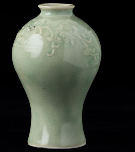 Vaso Meiping in porcellana monocroma color Celadon con figura di fenice, Cina, XX secolo  - Asta Arte Orientale   - Associazione Nazionale - Case d'Asta italiane