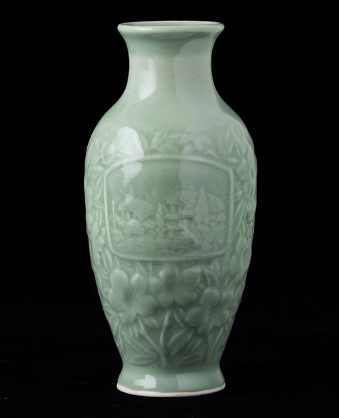 Vaso in porcellana monocroma Celadon con decori floreali e veduta di villaggio entro riserva, Cina, XX secolo  - Asta Arte Orientale   - Associazione Nazionale - Case d'Asta italiane